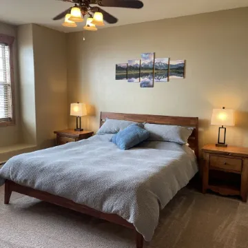 Buffalo Valley - Spacious Condo w/ 1 king bed and 2 queen beds