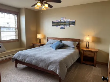 Buffalo Valley - Spacious Condo w/ 1 king bed and 2 queen beds