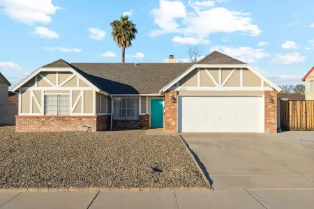 4 Bed Shuffleboard& Private Pool Retreat in Peoria