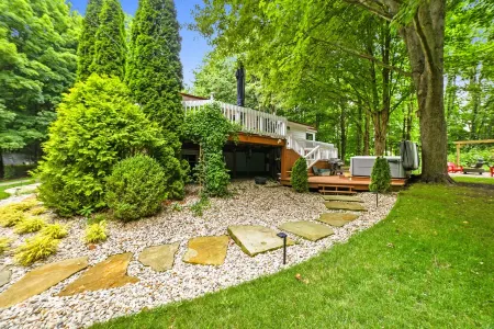 3-bedroom house with theater-game room-pet friendly in beautiful Fennville