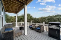 Beautiful Home! 2-Min Walk to the Beach, Saltwater Pool, Private - بيت ضيافة