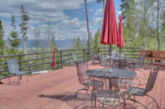 Silverthorne Condo with Mtn views, Pool & Hot tub