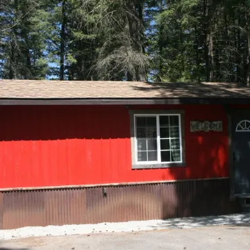 Tiny Red Farmhouse centrally located in Columbia Falls