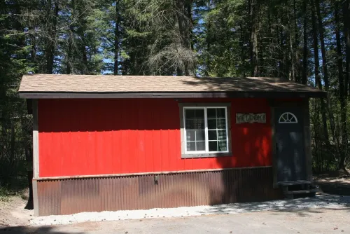 Tiny Red Farmhouse centrally located in Columbia Falls