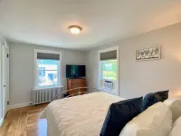 ~2.5mi to Beaches & Downtown Newport - Private Apartment
