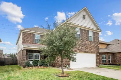4 bedroom house with theatre! 10 minutes from Six Flags Hurricane Harbor! Kroger Marketplace附近的飯店