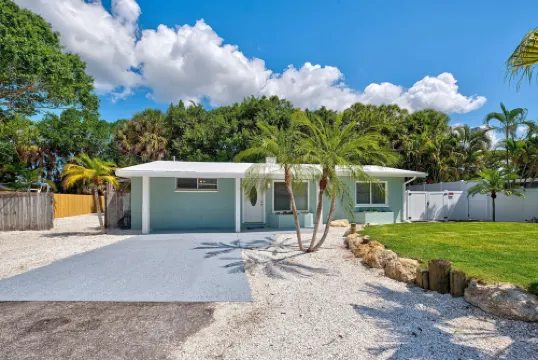 Coastal Retreat Hotels in Nokomis