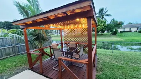 Hidden Treasure with Large Heated Pool near Boat Park Отели рядом с достопримечательностью «Порт-Сент-Люси Ботаникал Гарденс»