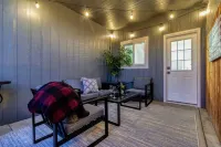 Modern Home near WWU 3bdrm, 2bth, Lrg Backyard, BBQ, EV Charger, Roku