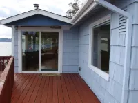 Clam Cove Cottage on South Vashon Island Beachfront
