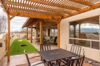 Hot Tub! 2 acre oasis near Sedona and Page Springs Wineries. Mountain View!