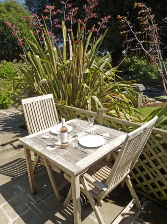 Stylish detached annexe in Kingsbridge, estuary walk to great pub/town & parking