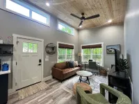 Beautiful and Private Modern Cottage on 20 Acre Flower Farm!
