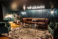 Spacious! Game Room & VIP Lounge, Jungle Rm, Bubble Chairs, Record Player!