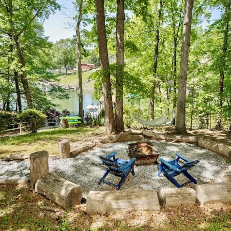 Serene Lake Norman Escape-Sleeps 8, Pet-Friendly, Private Dock, Kayaks,& Firepit