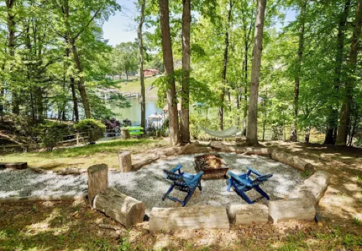 Serene Lake Norman Escape-Sleeps 8, Pet-Friendly, Private Dock, Kayaks,& Firepit