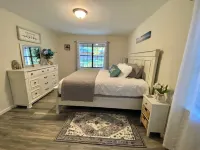 Donna’s Charm: 3 bedroom/king suite/pools/golf