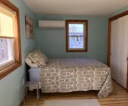 3 Bed 1.5 bath cottage in walking distance to Narragansett Town Beach & Pier Point Judith Lighthouse附近的飯店