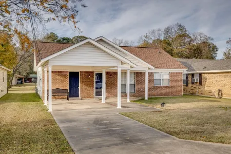 Luxury Spacious Home, Only 4.7 Miles From Airport