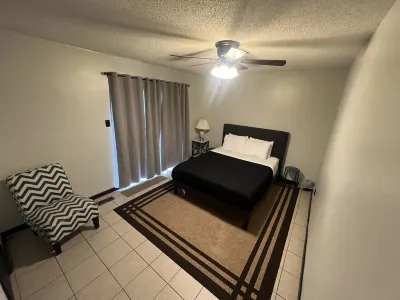 Conveniently located duplex! Hotel dekat Massard Prairie Battlefield Park