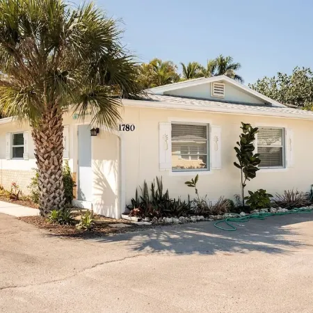 Quiet Naples Home: Walking Distance to Downtown. Pet Friendly!