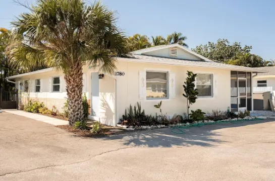 Quiet Naples Home: Walking Distance to Downtown. Pet Friendly!
