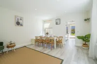 New Home near Sandbanks + Hot Tub + Sleeps 9 guests. 3 x bathrooms