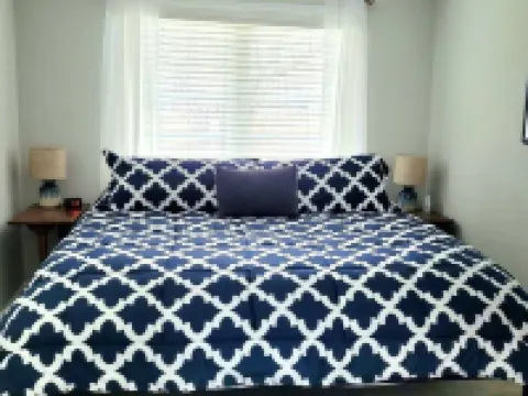 Steps from the beach,  Lakeview with Hot Tub Dunkirk otelleri