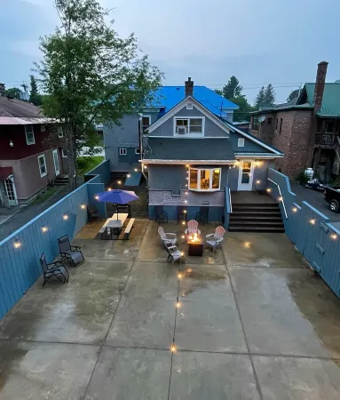 4-Bedroom Downtown Main St , great location! Отели в г. Олд Фордж