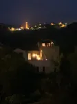 Gemütliche Dorfwohnung mit Terrasse und Ausblick auf Gärten und Olivenhaine