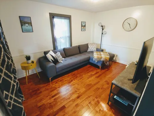 *New* The Foundry Getaway 2BR / 1 BR Hotels in Saranac Lake