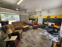 Packer Themed, Renovated 3 Bedroom, 2 1/2 Bath Home- Lambeau Field 16 Min Walk. Hotel in zona Austin Straubel Airport