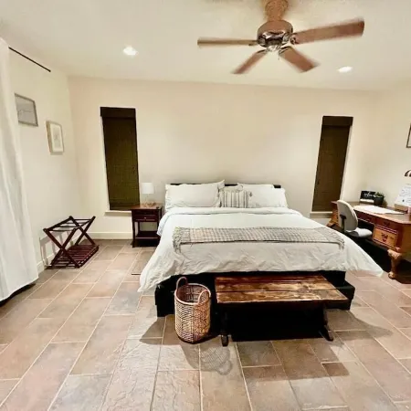 Charming Suite, inside the loop/pet friendly w/ outdoor gazebo,Private Entrance