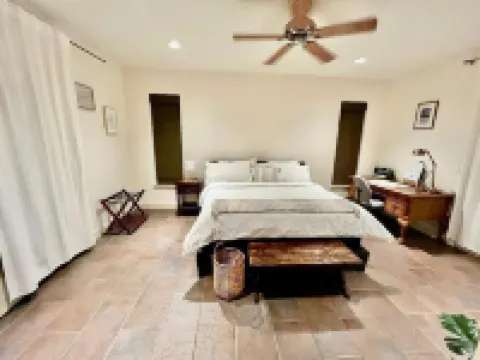 Charming Suite, inside the loop/pet friendly w/ outdoor gazebo,Private Entrance