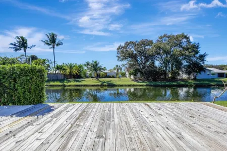 Pet Friendly Spacious 4 Bedroom House Near Beach - Sleeps 10 Отели в г. Палм-Бич-Гарденс