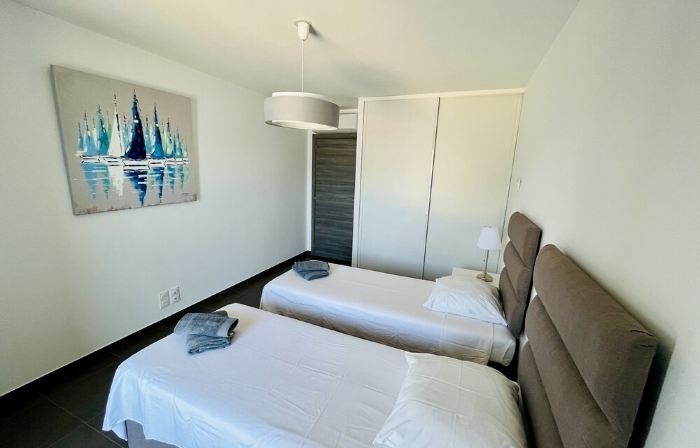 Superb T3 air-conditioned seafront with beach access in the center of Propriano.