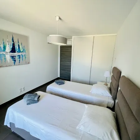 Superb T3 air-conditioned seafront with beach access in the center of Propriano.