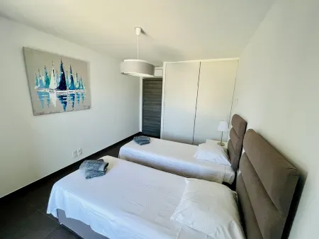 Superb T3 air-conditioned seafront with beach access in the center of Propriano. Отели в г. Проприано