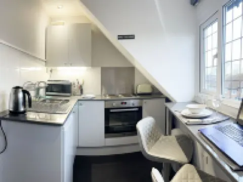 Big Loft in the Heart of Cheam Village (35 min from London City) โรงแรมในSutton