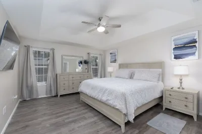 Tastefully remodeled and furnished home in the heart of Brownsville. Các khách sạn gần Saint Joseph Academy Football Stadium