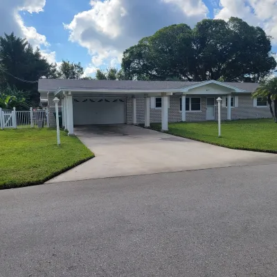 Deep Water Canal with Direct Access to the Homosassa River. Scalloping Heaven.