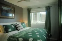 Slopes View! Large Deck/Heated Pool/Hot Tub/Fitness/Sauna/Steam! 2BD/2BA+SofaBed