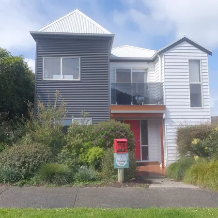 11A Seaview. Ocean and Otway Ranges views. Close to beach. Pet friendly.