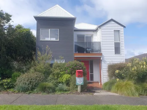 11A Seaview. Ocean and Otway Ranges views. Close to beach. Pet friendly.