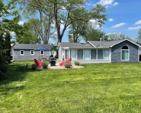 Huron Lake House Getaway at Old Homestead Beach = Beach & Chill Hoteles en Municipio de Huron