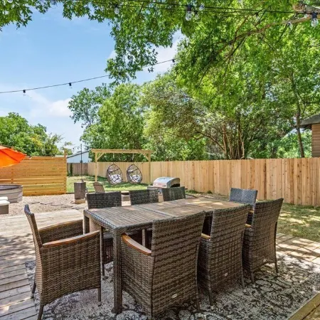 The Craftsman on Clay-4 Blocks to Silos-Backyard Retreat-Hot Tub and Cowboy Pool