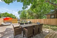 The Craftsman on Clay-4 Blocks to Silos-Backyard Retreat-Hot Tub and Cowboy Pool