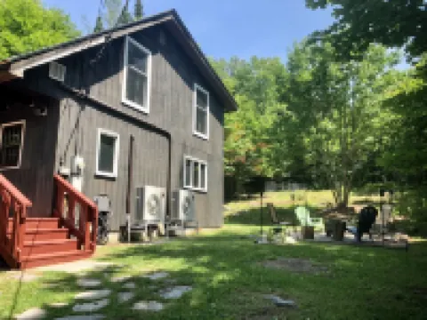 Family/Pet Friendly Cabin w/ Modern Upgrades: Minutes to Mountains, Farms, Lake 倫敦德里酒店