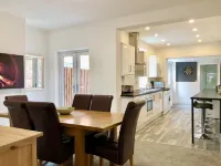 Luxury hi-spec large Victorian townhouse, sleeps 9.  Free wifi and feee parking.