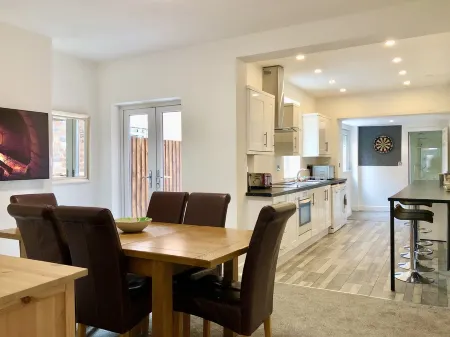 Luxury hi-spec large Victorian townhouse, sleeps 9.  Free wifi and feee parking. Отели в г. Стаффорд